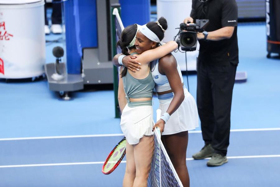 Eva Lys și Coco Gauff după meciul de la Beijing Foto: Imago Images Învinsa lui Coco Gauff în „sferturi” la Beijing vrea să facă tenisul mai distractiv: „Îmi place să duc hobby-urile la un alt nivel”