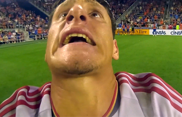 Imagini hilare » Jucătorul a căzut în genunchi în fața arbitrului: „Nu, te rog!”