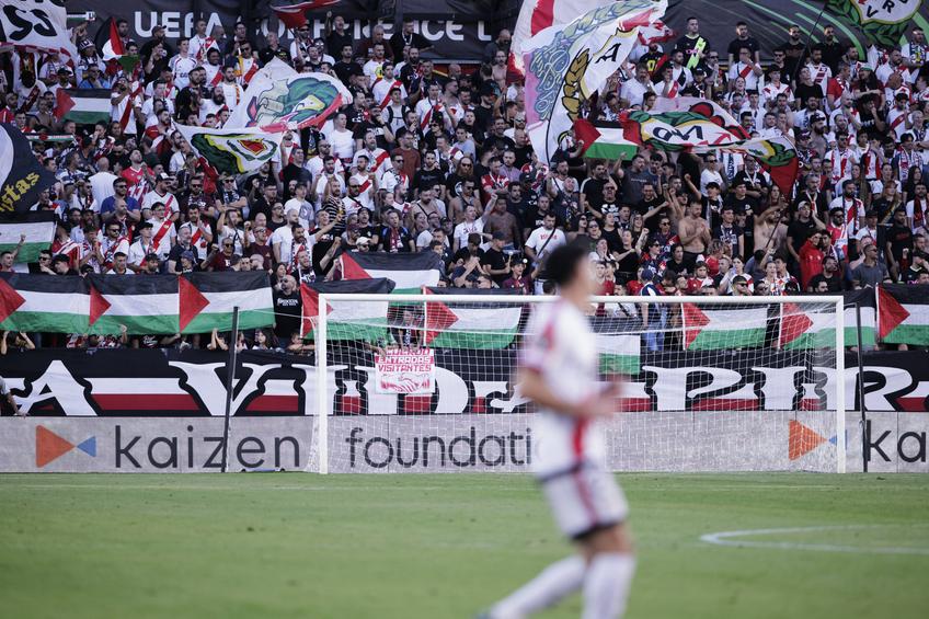 Steagurile Palestinei la Rayo - Shkendija / Foto: Imago