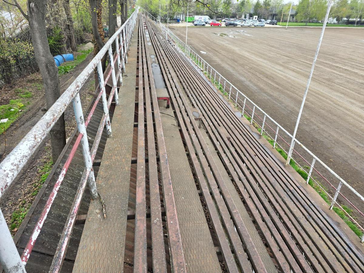 Cum arătau terenul și tribunele CCSS Tei, înainte de modernizare