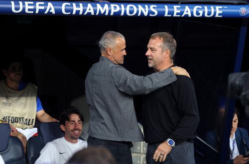 Luis Enrique îl consolează pe antrenorul Barcelonei, Hansi Flick / Foto: Imago