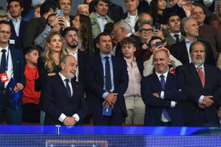 Figo s-a întors pentru prima dată după 25 de ani pe stadionul Barcelonei! Cum au reacționat fanii față de „trădătorul” atacat cu un cap de porc