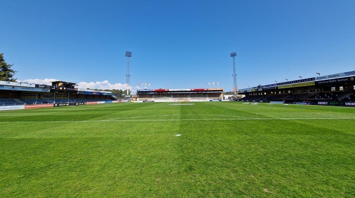 Stadionul Strandvallen și satul Hallevik din Suedia