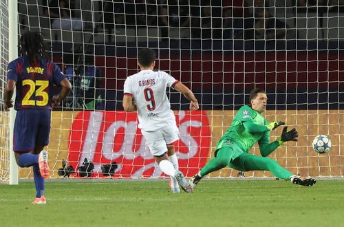 Goncalo Ramos (nr. 9) înscrie golul victoriei lui PSG pe „Montjuic” / Foto: Imago