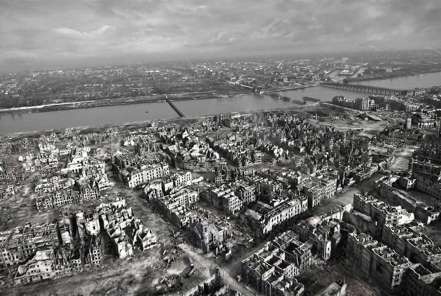 Reconstrucție digitală a Varșoviei în 1945. Sursa: Muzeul Revoltei din Varșovia România lui Hagi joacă azi într-un oraș care nu trebuia să mai existe: 84% din Varșovia a fost distrusă sau avariată în al Doilea Război Mondial