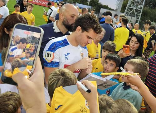 Ianis Hagi, la Mogoșoaia, oferind autografe tinerilor fani