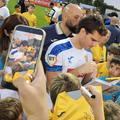 Ianis Hagi, la Mogoșoaia, oferind autografe tinerilor fani