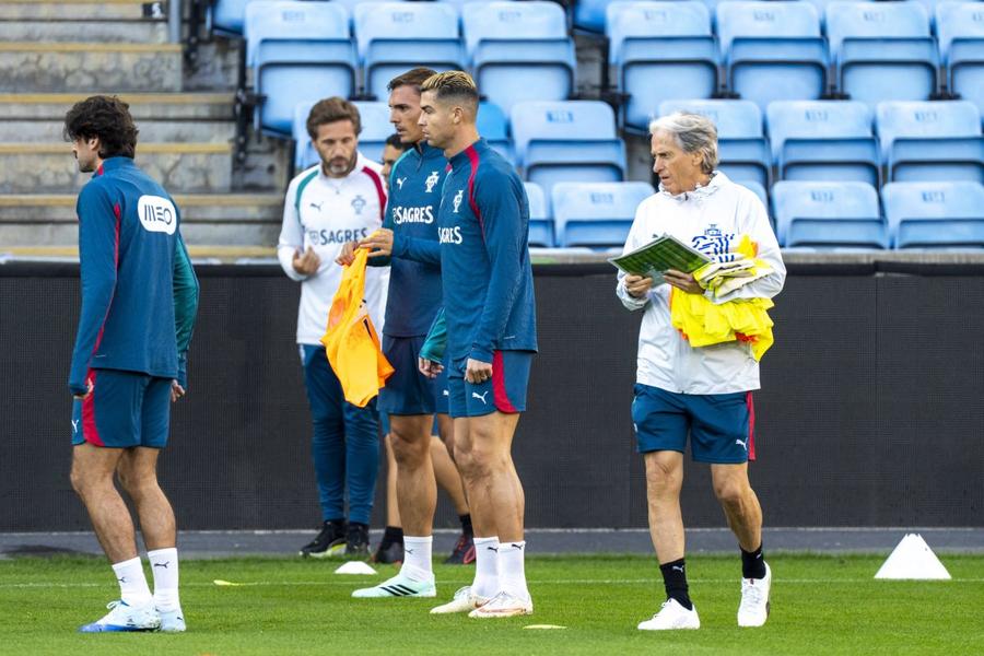 Căpitanul Cristiano Ronaldo, cu spatele la selecționerul Jorge Jesus la un antrenament al naționalei Portugaliei / Foto: Imago Planul pentru a-l împiedica pe Cristiano Ronaldo să se retragă » Ce-i propun federalii căpitanului Portugaliei