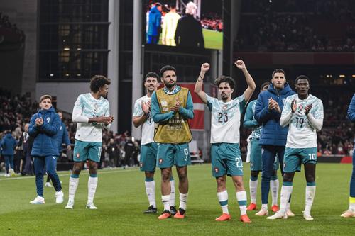 Vitinha (numărul 23) îi aplaudă pe suporterii portughezi / Foto: Imago