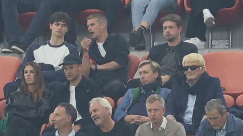 Joshua Kimmich (cu șapcă) a văzut Germania - Serbia din tribună / Foto: Bild