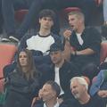 Joshua Kimmich (cu șapcă) a văzut Germania - Serbia din tribună / Foto: Bild