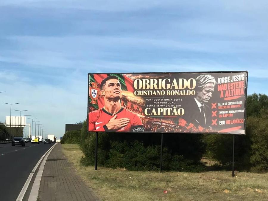 Lisabona a fost împânzită de bannere pentru Cristiano Ronaldo // foto: abola.pt Întoarcere cu scandal pentru Portugalia » Fanii s-au certat din cauza lui Ronaldo, iar poliția a fost nevoită să intervină