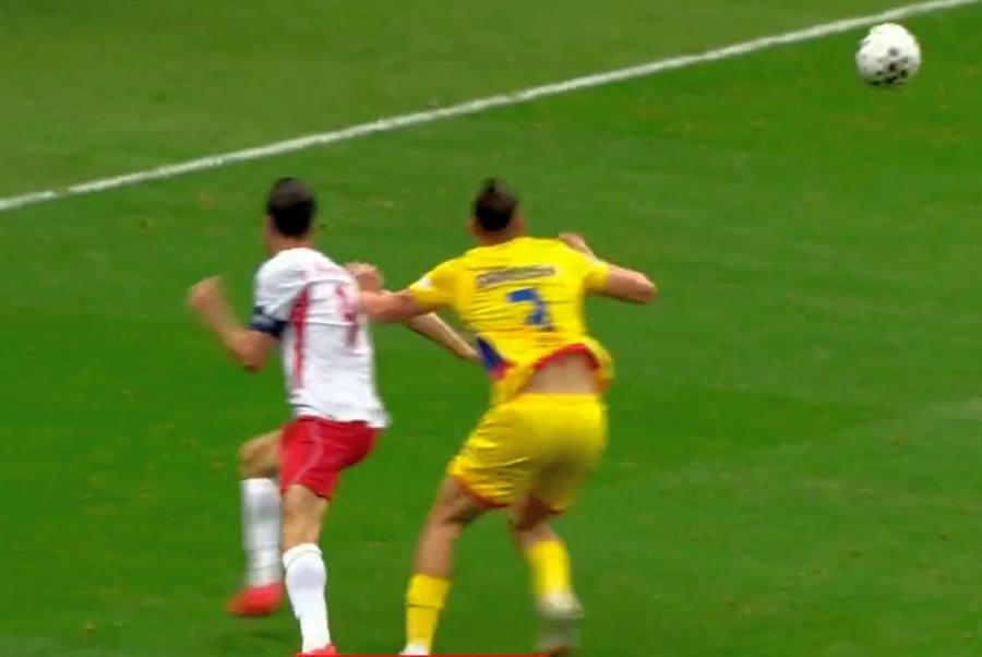 Radu Drăgușin, fault din postură de ultim apărător la Lewandowski Dincolo de 0-6 » Erorile grave ale lui Hagi în Polonia, cât a contat eliminarea lui Drăgușin și un exemplu chiar din teren pentru Rațiu