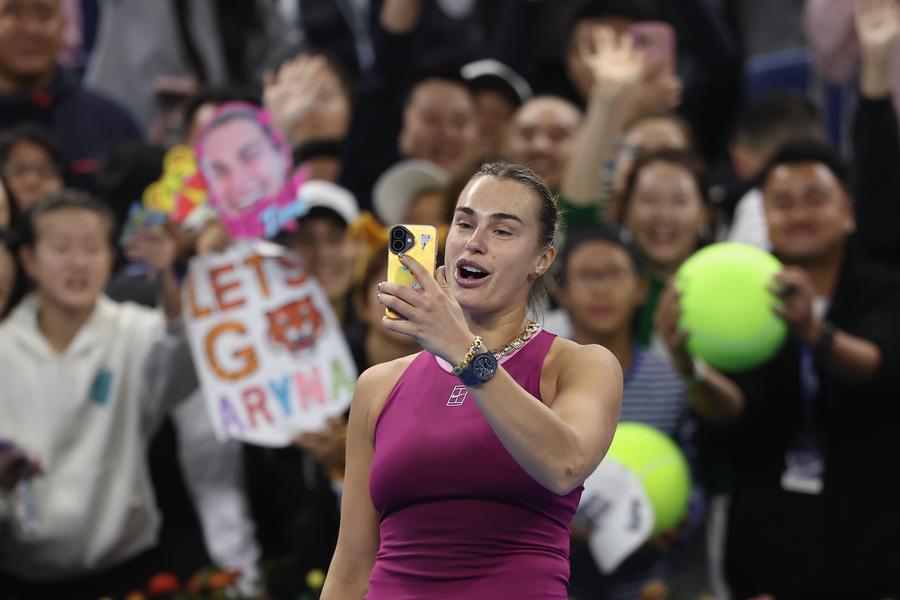 Aryna Sabalenka și fanii chinezi FOTO Guliver/GettyImages Aryna Sabalenka, mesaj clar după debutul de la Beijing: „Mă simt odihnită și pregătită de luptă”