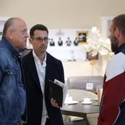 Daniele De Rossi, în vizită la sediul Mobexert din București, înaintea partidei amicale Rapid - Genoa. Diana și Dan Șucu au primit delegația italienilor. Foto: Andrei Furnigă, GSP