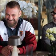 Daniele De Rossi, în vizită la sediul Mobexert din București, înaintea partidei amicale Rapid - Genoa. Diana și Dan Șucu au primit delegația italienilor. Foto: Andrei Furnigă, GSP