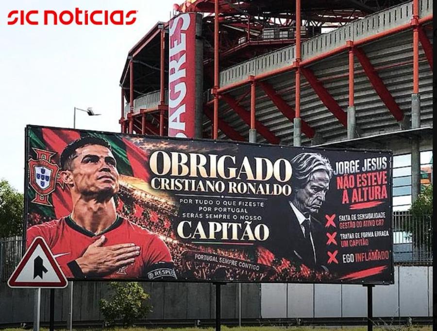 Panoul cu mesajul de susținere pentru Cristiano Ronaldo în conflictul aprins cu selecționerul Jorge Jesus / Foto: X SIC Noticias Conflictul dintre Cristiano Ronaldo și selecționer se mută în stradă » Lisabona a fost împânzită de bannere!