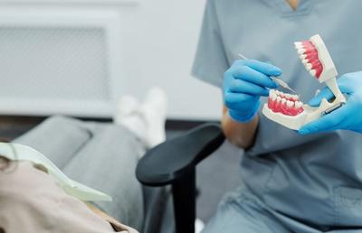După pierderea unui dinte: ce trebuie lămurit înainte de alegerea unui implant