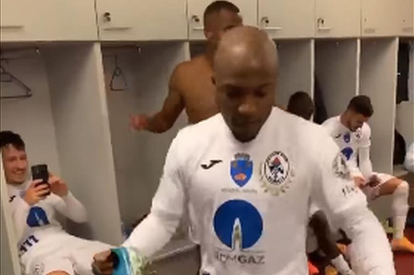 Fotbaliștii lui Gaz Metan au sărbătorit pe ritmuri de manele victoria cu CFR Cluj // foto: captură Facebook @ Suporteri Gaz Metan Medias