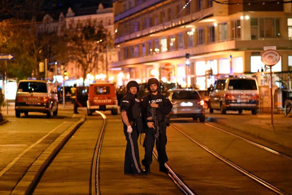 Atac terorist la Viena. Doi morți, 15 răniți » Cancelarul Austriei: „Un atac terorist dezgustător”
