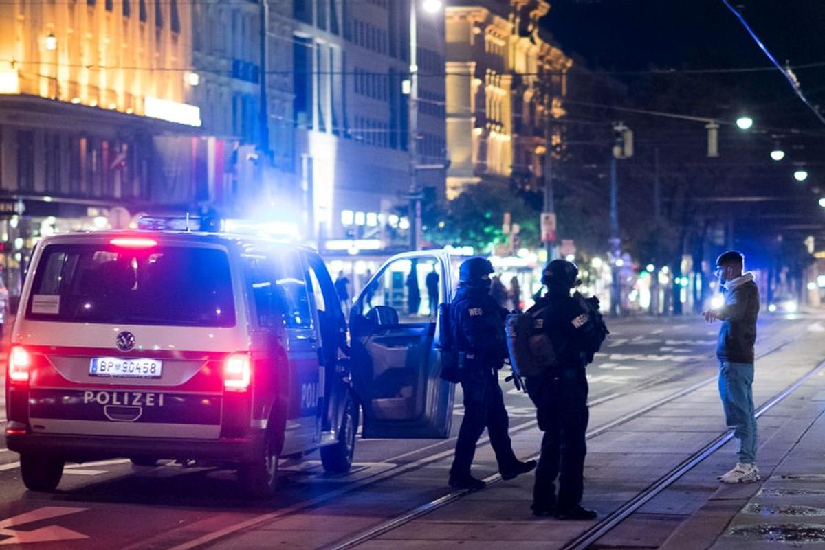 Atac terorist la Viena. Doi morți, 15 răniți » Cancelarul Austriei: „Un atac terorist dezgustător”