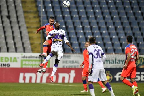 Kehinde Fatai, într-un duel aerian cu Vali Crețu, în FCSB - FC Argeș 2-1. Foto: Cristi Preda (GSP)