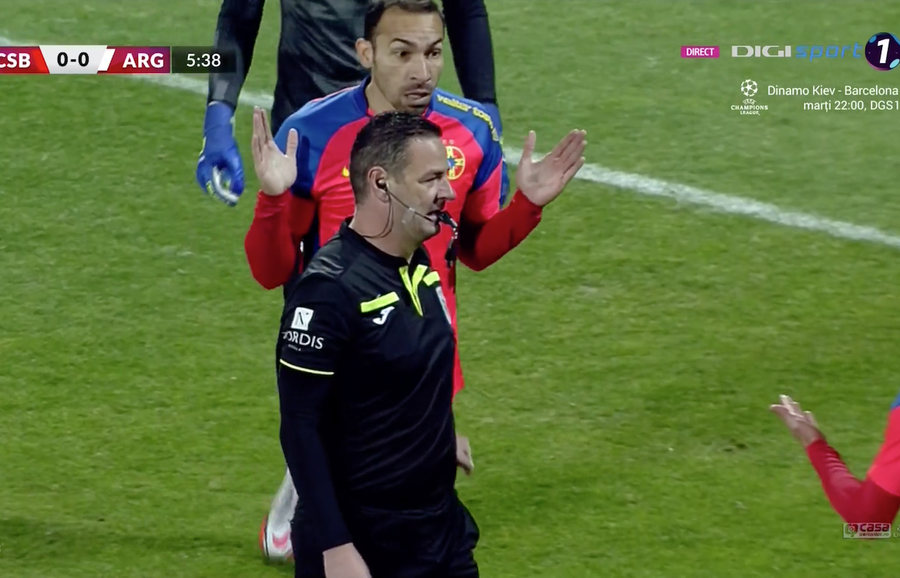 Antonie e rătăcit. Se duce ezitant spre asistentul care îl anunță că nu a fost penalty Arbitrajul în vremea lui Toni Prăjitură