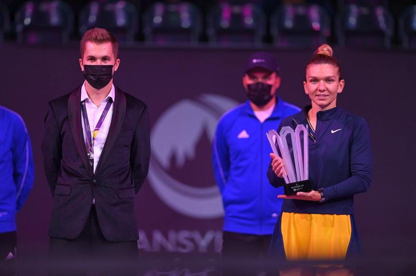 Simona Halep, finalistă la Transylvania Open, și Patrick Ciorcilă la festivitatea de premiere // Foto: Raed Krishan