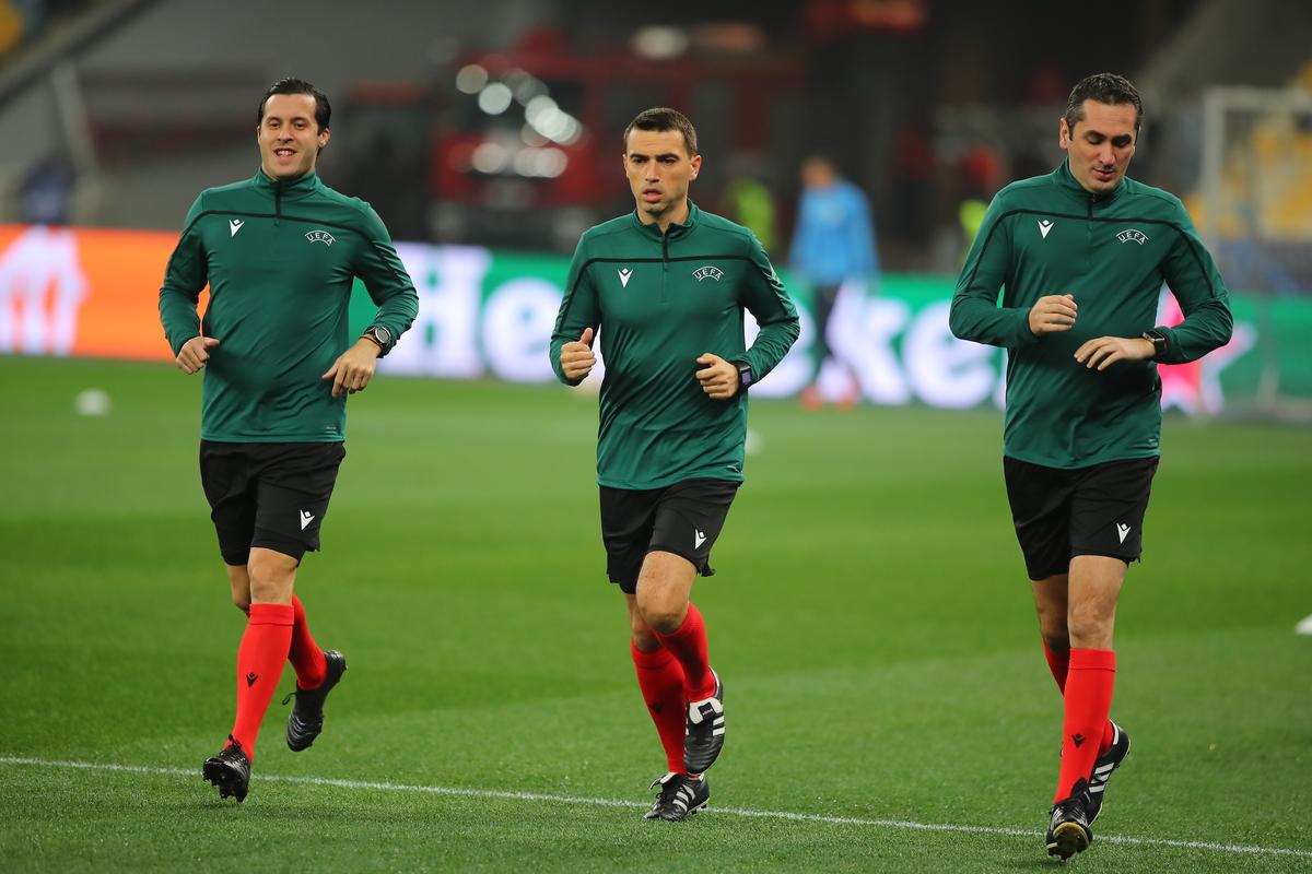 Ovidiu Hațegan, implicat în două faze ciudate în Dinamo Kiev - Barcelona! Ce i-a reproșat Busquets