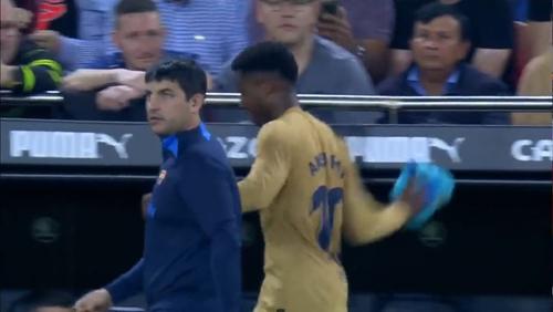 Ansu Fati, fotbalistul Barcelonei, a plecat nervos spre vestiare, după ce a fost schimbat în minutul 56 al partidei cu Valencia. În drumul său, spaniolul a dat cu un maiou de pământ.
FOTO: Captură DAZN Spania