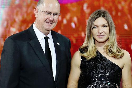 Steve Simon, directorul WTA, alături de Simona Halep, la Turneul Campioanelor din 2018 / Sursă foto: Guliver/Getty Images