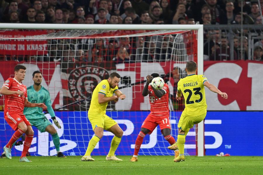 Sadio Mane își protejează faza, instinctiv, la șutul lui Barella Foto: Imago Images Cea mai comentată decizie a serii în Liga Campionilor a avut loc în Bayern - Inter » Sadio Mane: „Dacă nu ridicam mâinile, acum eram la spital”