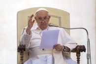 Nu se așteptau! Cum a răspuns Papa Francisc provocării lansate în direct: „Pe cine preferați, Maradona sau Messi?”