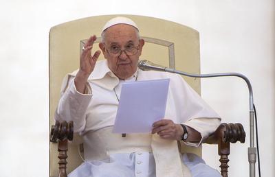 Nu se așteptau! Cum a răspuns Papa Francisc provocării lansate în direct: „Pe cine preferați, Maradona sau Messi?”