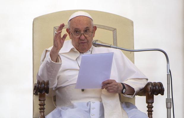 Nu se așteptau! Cum a răspuns Papa Francisc provocării lansate în direct: „Pe cine preferați, Maradona sau Messi?”
