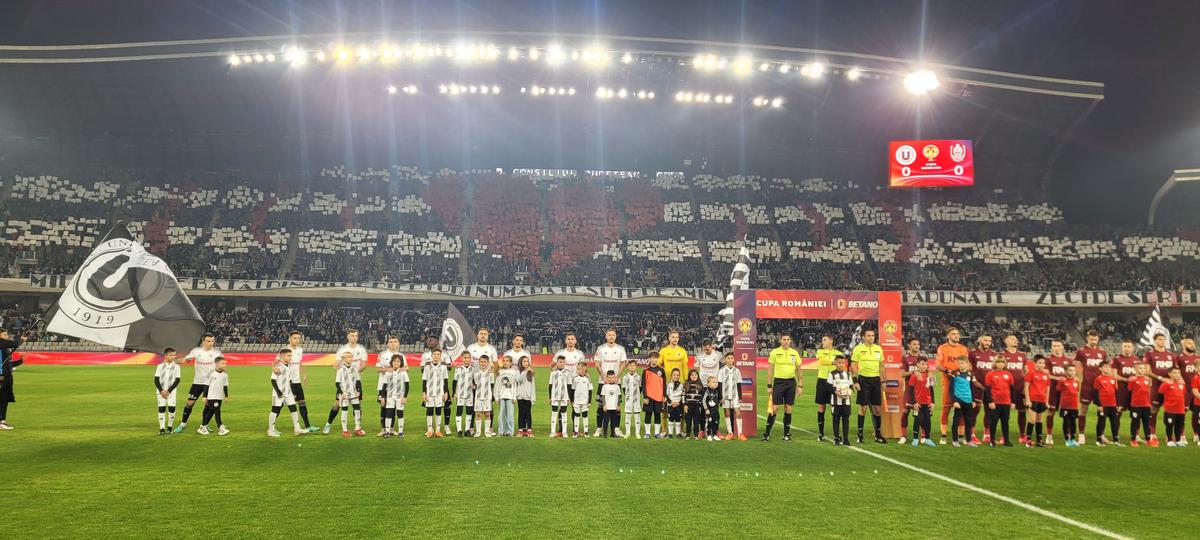 Atmosferă de UNTOLD la derby-ul Clujului: artificii, torțe, scenografie și un vibe de clasă