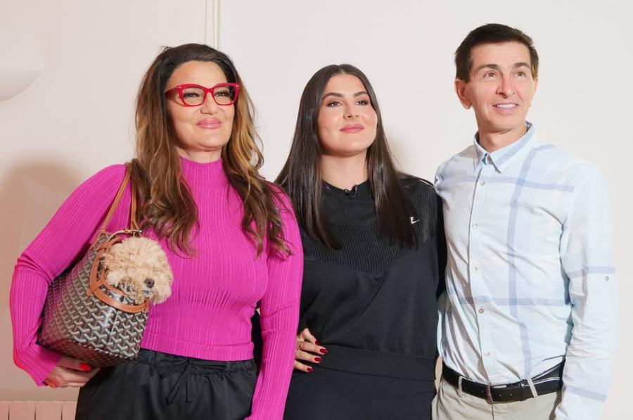 Bianca Andreescu alături de părinții Maria și Nicu și de cățelușa Coco Foto Vlad Nedelea Bianca Andreescu: „Vreau să mai câștig Grand Slamuri. Să devin numărul 1 mondial. Dar cel mai important pentru mine e să inspir oamenii, cât de mulți pot”
