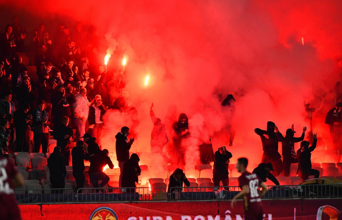 Atmosferă de UNTOLD la derby-ul Clujului: artificii, torțe, scenografie și un vibe de clasă