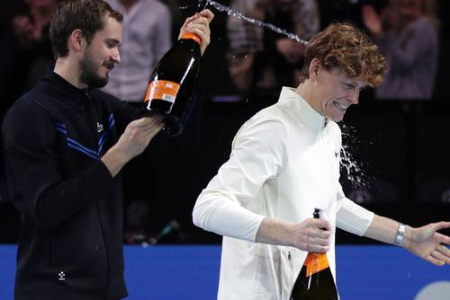 Jannik Sinner, în dreapta, s-a văzut nevoit să se retragă de la Paris / Sursă foto: Imago Images