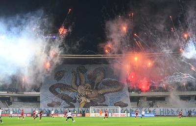 Atmosferă de UNTOLD la derby-ul Clujului: artificii, torțe, scenografie și un vibe de clasă
