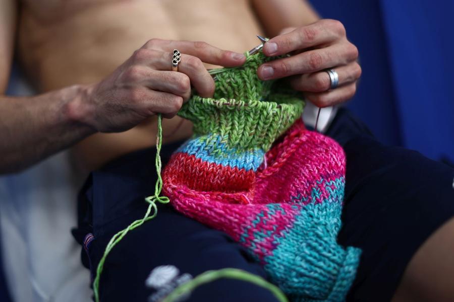 Tom Daley, croșetând la Jocurile Olimpice de la Tokyo/Foto: Getty Images Un cvintuplu medaliat olimpic va avea o expoziție de obiecte croșetate în Tokyo, locul unde a luat aurul în 2021