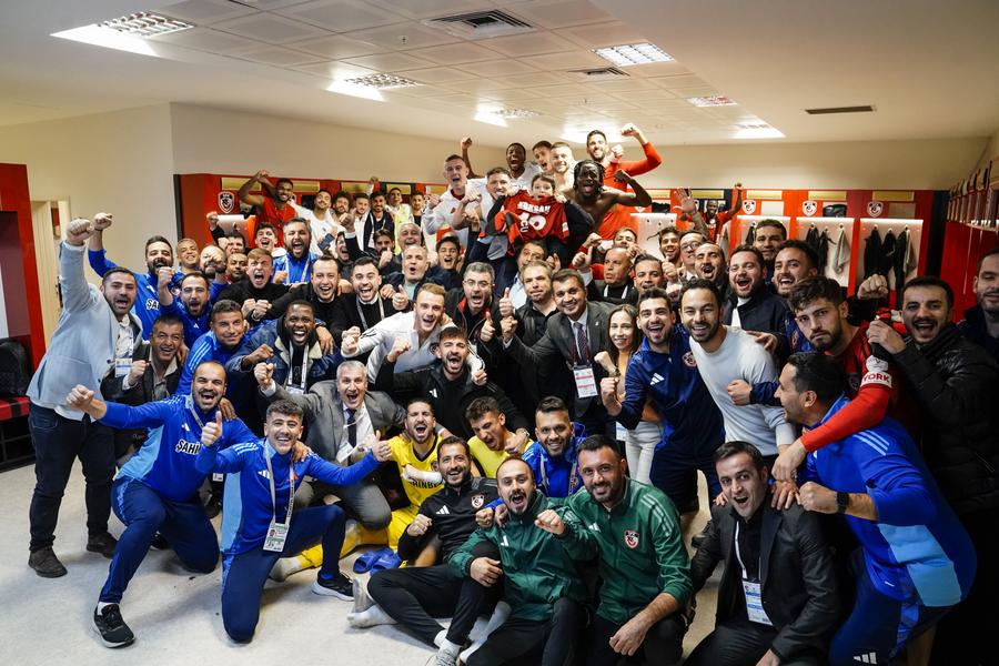Bucuria din vestiar după al treilea succese din acest campionat obținut de Gaziantep / Foto: X Gaziantep FK Dedicație specială a lui Deian Sorescu după golul de vineri: „Reușita mea și victoria sunt pentru căpitan!”