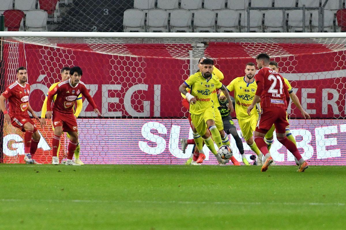 Sepsi - Petrolul, meci cu desfășurare inimaginabilă în Superligă »„Lupii” milostivi și-au iertat prada: gazdele au dat lovitura în minutul 89, jucând cu 2 fotbaliști mai puțin