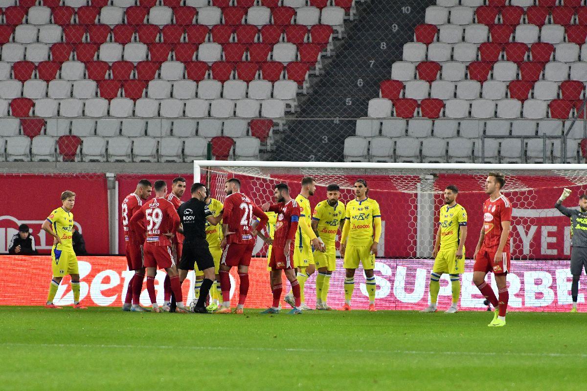 Sepsi - Petrolul, meci cu desfășurare inimaginabilă în Superligă »„Lupii” milostivi și-au iertat prada: gazdele au dat lovitura în minutul 89, jucând cu 2 fotbaliști mai puțin