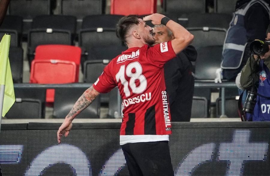Deian Sorescu celebrează reușita victorioasă din meciul de aseară cu Goztepe (2-1) / Foto: X Gaziantep FK Dedicație specială a lui Deian Sorescu după golul de vineri: „Reușita mea și victoria sunt pentru căpitan!”