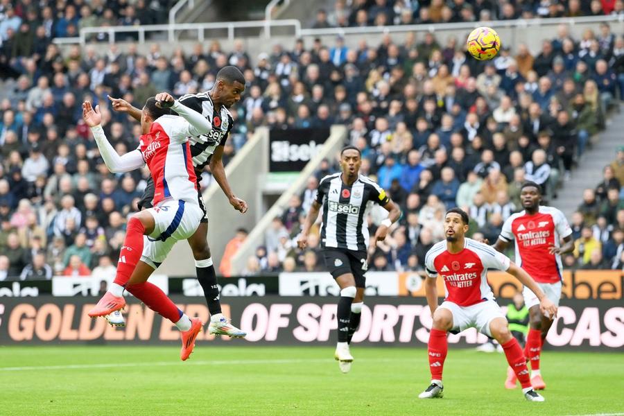 Isak s-a înălțat de lângă Gabriel pentru a deschide scorul în Newcastle - Arsenal // foto: Guliver/gettyimages Mikel Arteta, după eșecul de pe St. James's Park: „Meritam să pierdem!”