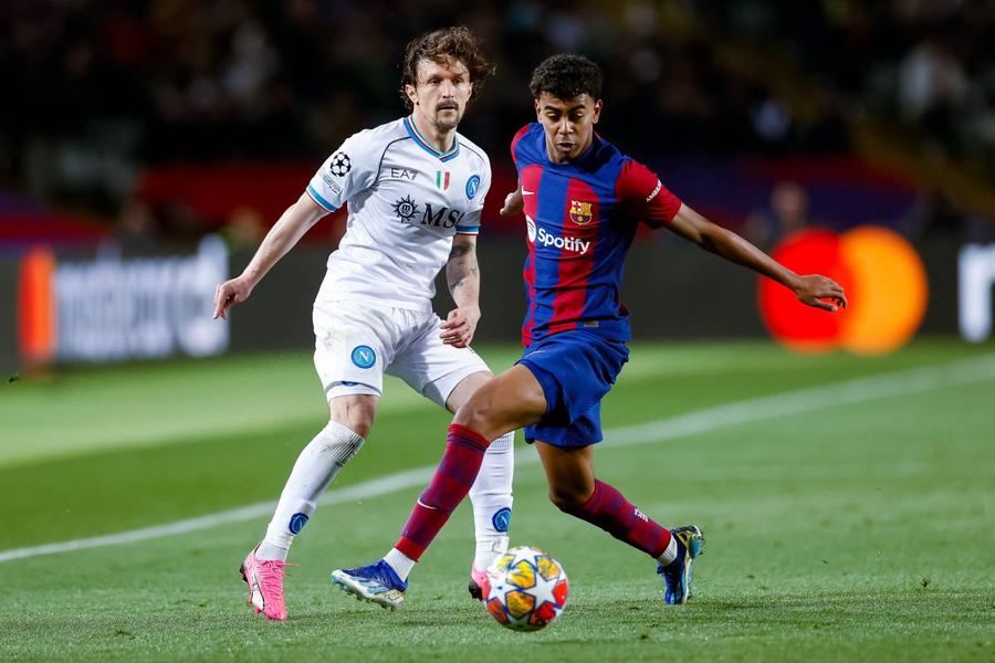 Lamine Yamal, aici într-un duel din Liga Campionilor, cu napoletanul Mario Rui / Foto: imago PSG a fost aproape să fure diamantul Barcelonei. Cine și când l-a deturnat pe câștigătorul Trofeului Kopa!