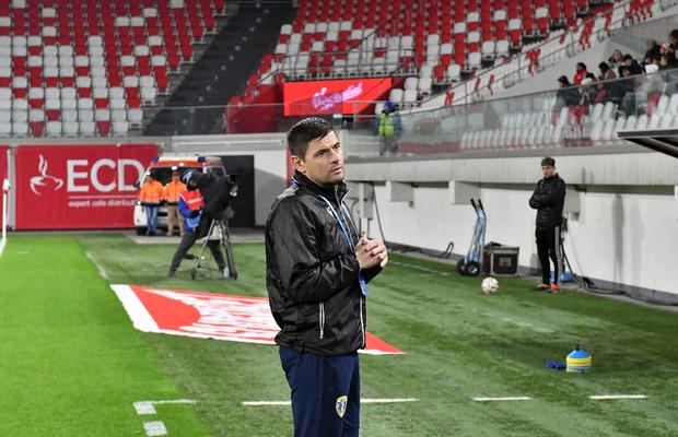 Florin Stîngă și-a „turnat cenușă în cap”, după ce Petrolul a pierdut două puncte cu doi oameni în plus: „Doborâți mental”