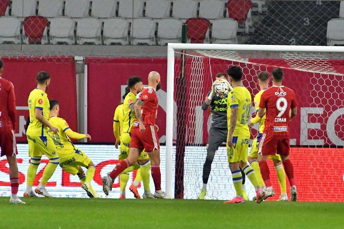 Sepsi - Petrolul, meci cu desfășurare inimaginabilă în Superligă »„Lupii” milostivi și-au iertat prada: gazdele au dat lovitura în minutul 89, jucând cu 2 fotbaliști mai puțin