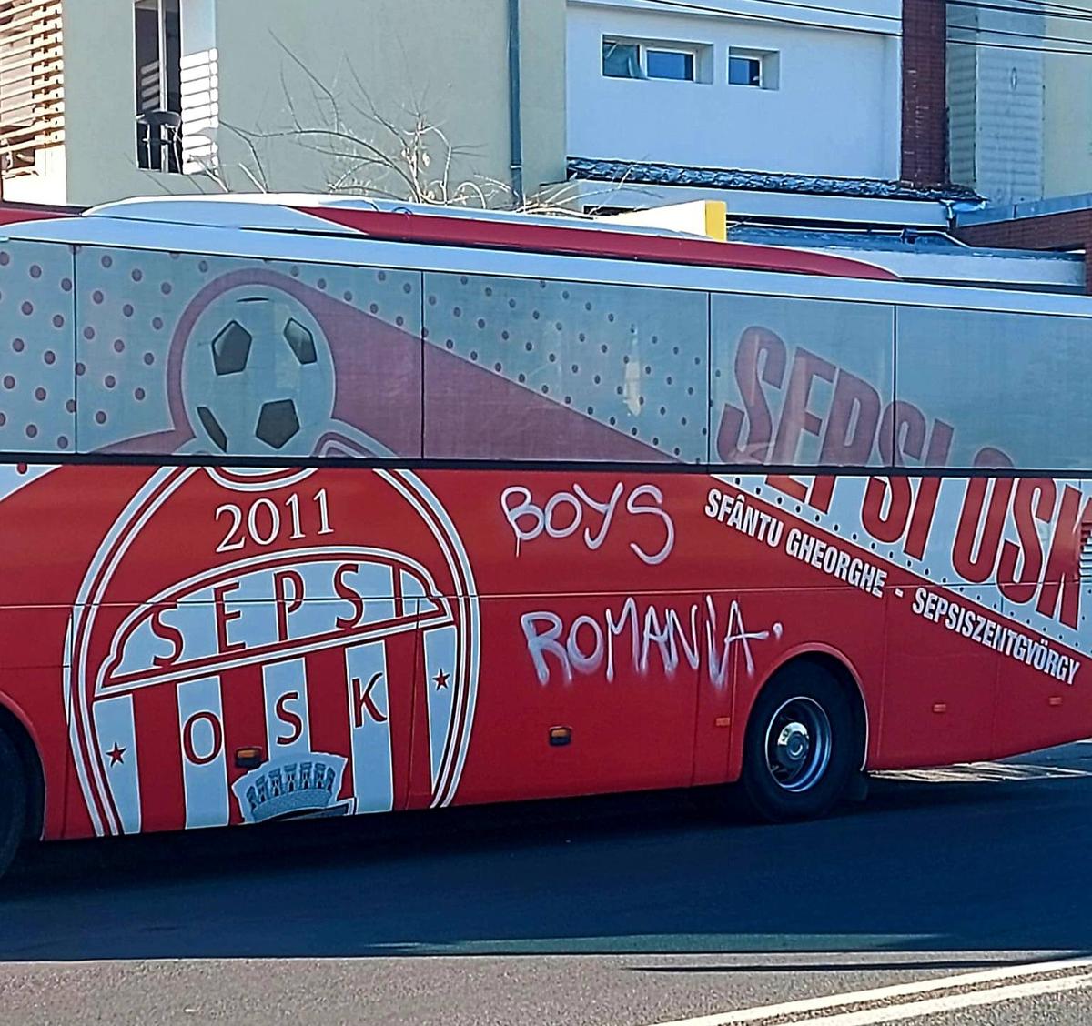Autocarul celor de la Sepsi, vandalizat de Boys Craiova